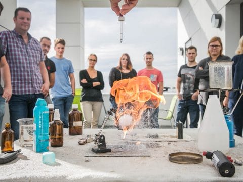 _OFS8055 Brandversuch bei Brandschutzschulung offene Flamme