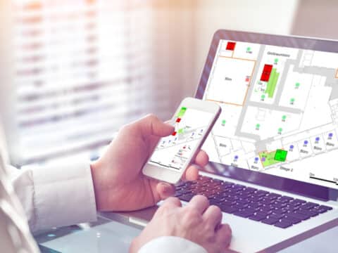 Digitalisierung Brandschutz KFV Laptop und Smartphone mit Brandschutz-Anwendung