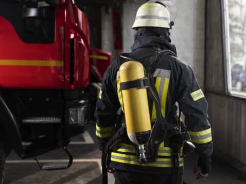 58_kfv-brandschutz.at_Newsbeitrag_Schutzziele Brandschutz Feuerwehrmann bei der Arbeit